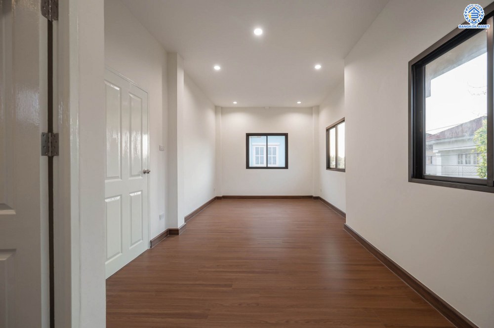 บ้านมือสองตกแต่งใหม่ โครงการ บุรีรมย์ วัดพระเงิน เนื้อที่ 36.3 ตร.ว. ฟังก์ชัน 3 ห้องนอน 2 ห้องน้ำ 1 ที่จอดรถ พื้นที่ใช้สอยกว้างขวาง เดินทางสะดวกสบาย บนทำเลเชื่อมต่อถนนกาญจนาภิเษก ใกล้เซ็นทรัลเวสต์เกต โครงการรถไฟฟ้าสายสีม่วง "สถานีตลาดบางใหญ่" และทางด่วน "ศรีรัช"